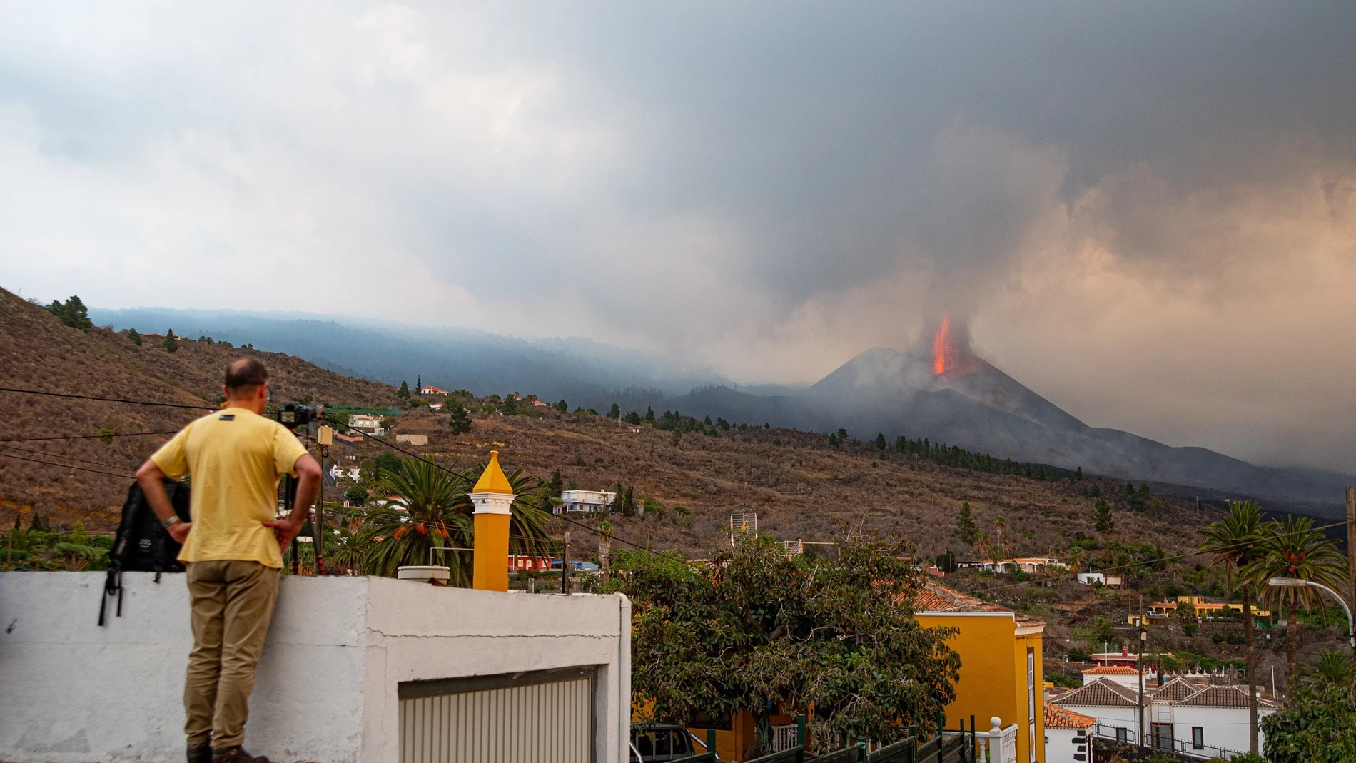 La colada sur del volcán se aproxima a la costa y se sitúa en paralelo al dedo lávico que alcanzó Las Hoyas
