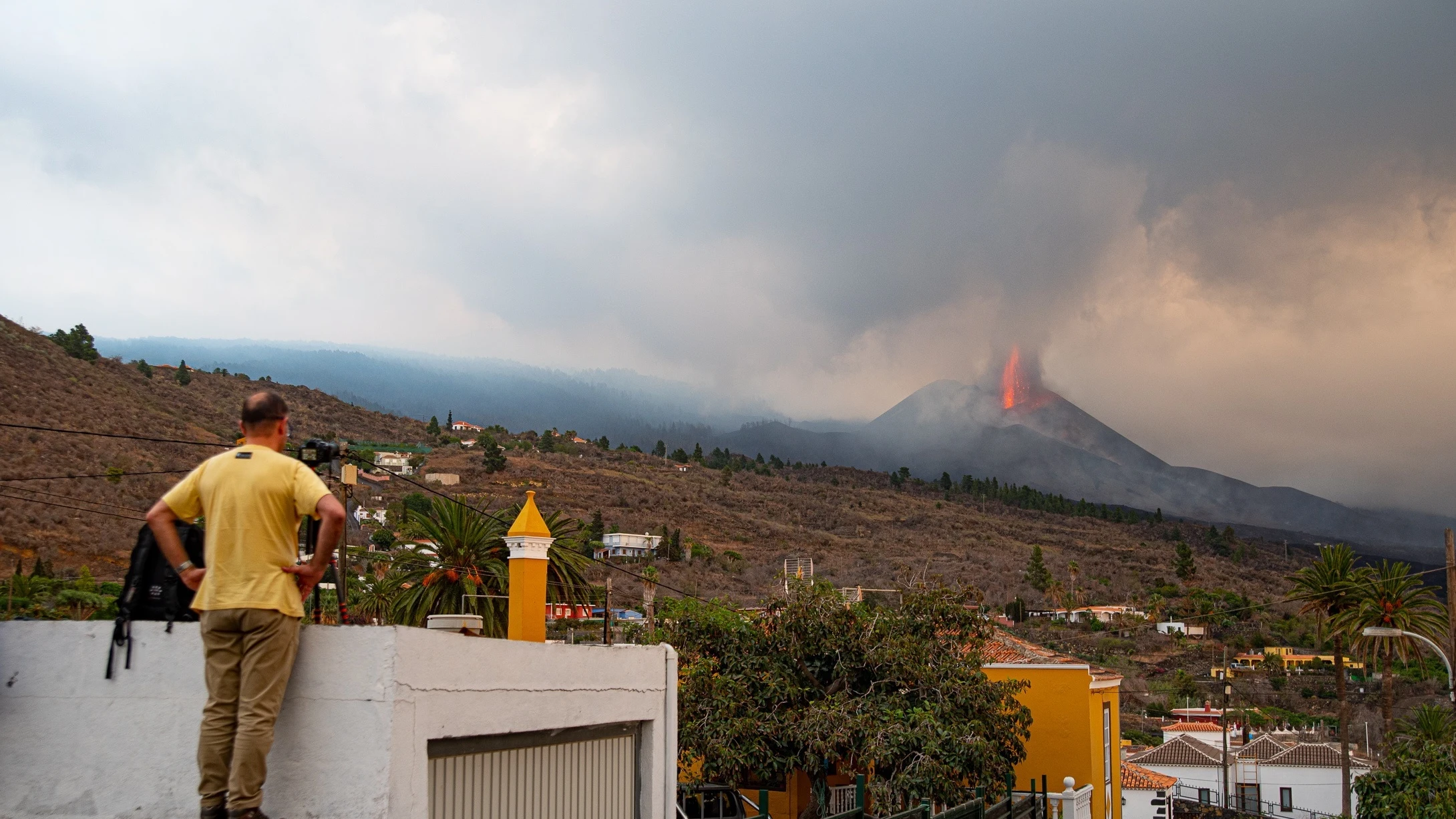 La colada sur del volcán se aproxima a la costa y se sitúa en paralelo al dedo lávico que alcanzó Las Hoyas La colada sur del volcán se aproxima a la costa y se sitúa en paralelo al dedo lávico que alcanzó Las Hoyas