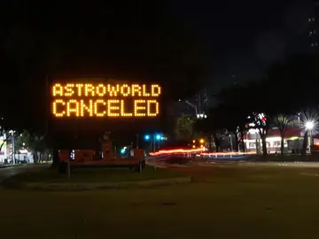 Cartel que anuncia la cancelación del festival tras la tragedia en el concierto de Travis Scott Cartel que anuncia la cancelación del festival tras la tragedia en el concierto de Travis Scott