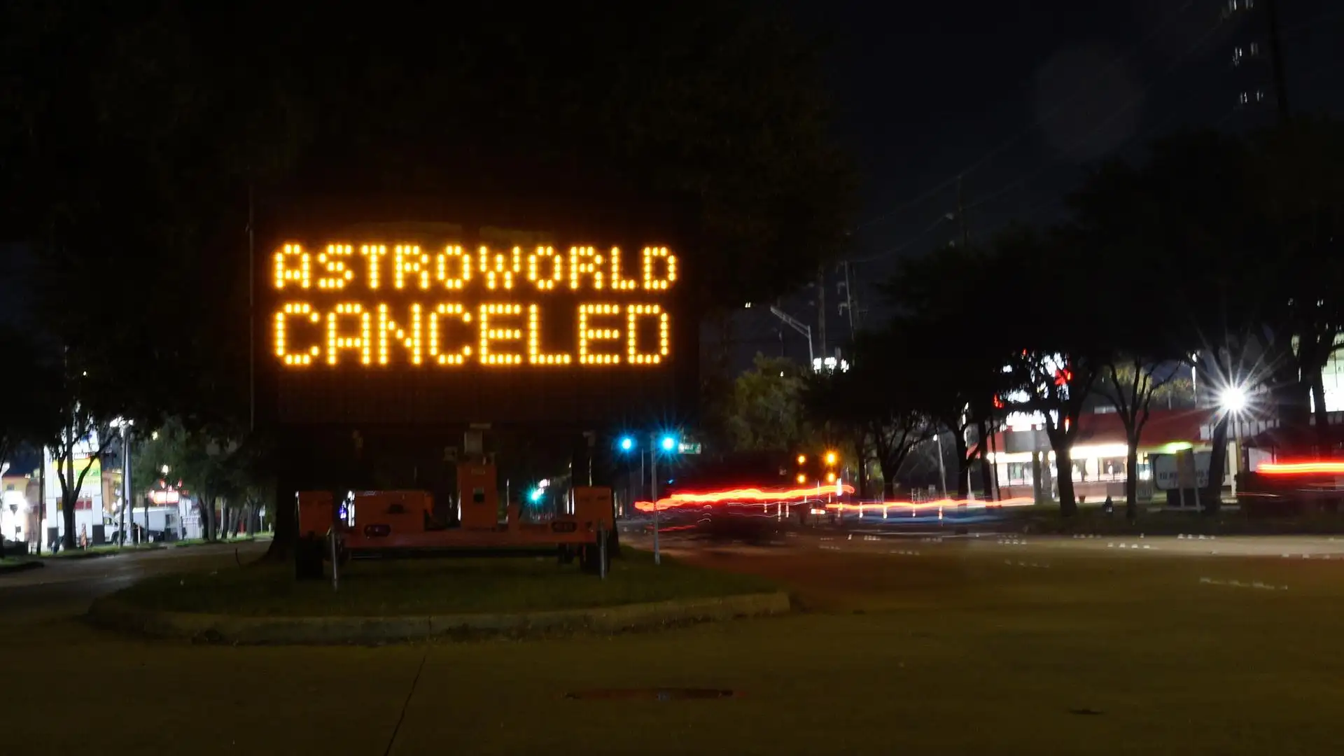 Cartel que anuncia la cancelación del festival tras la tragedia en el concierto de Travis Scott Cartel que anuncia la cancelación del festival tras la tragedia en el concierto de Travis Scott