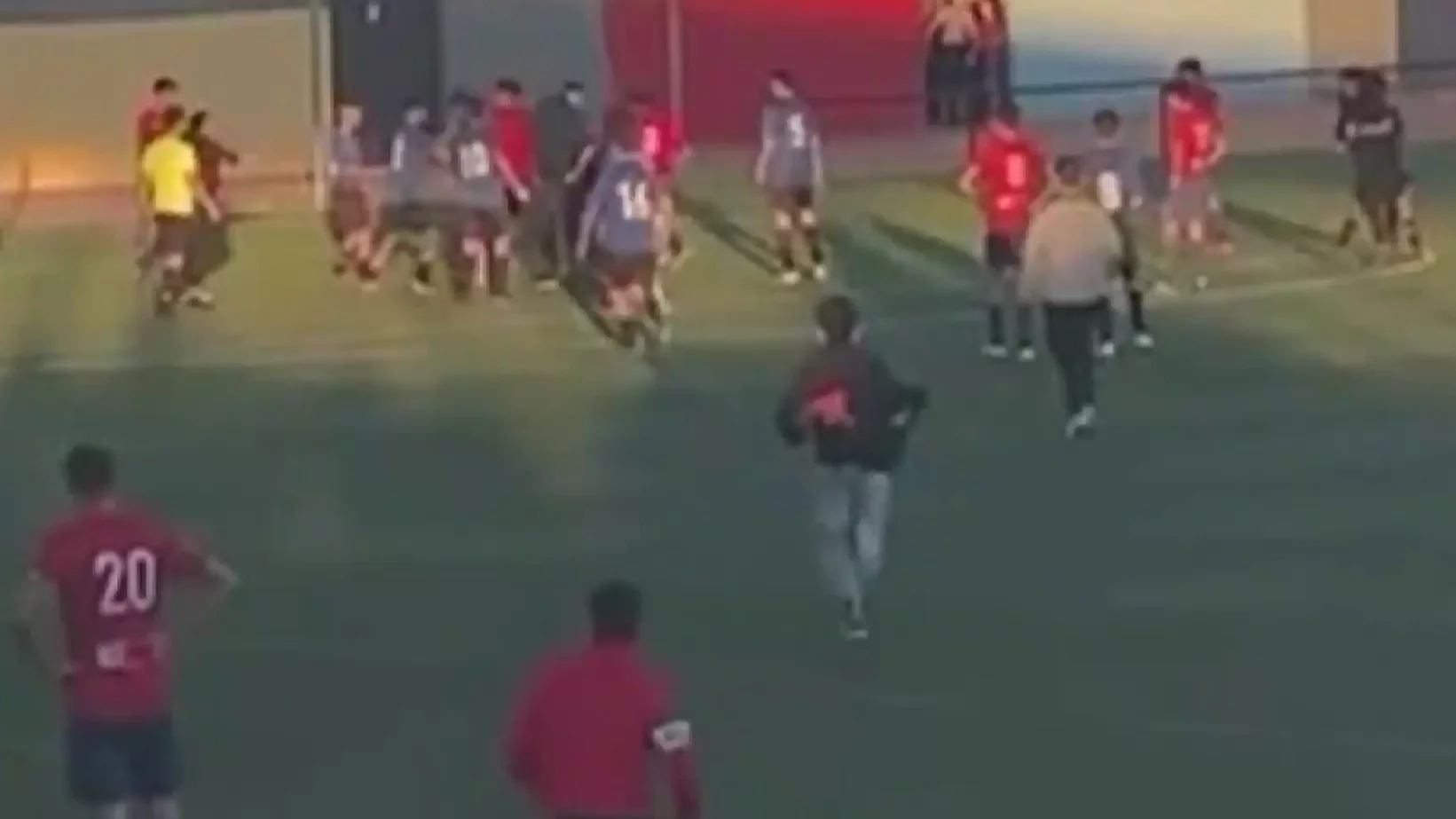 Pelea en el f&uacute;tbol base