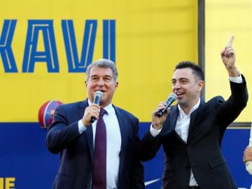 Xavi y Laporta se vienen arriba y cantan con la afición del Barcelona en el Camp Nou