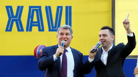 Xavi y Laporta se vienen arriba y cantan con la afición del Barcelona en el Camp Nou Xavi y Laporta se vienen arriba y cantan con la afición del Barcelona en el Camp Nou