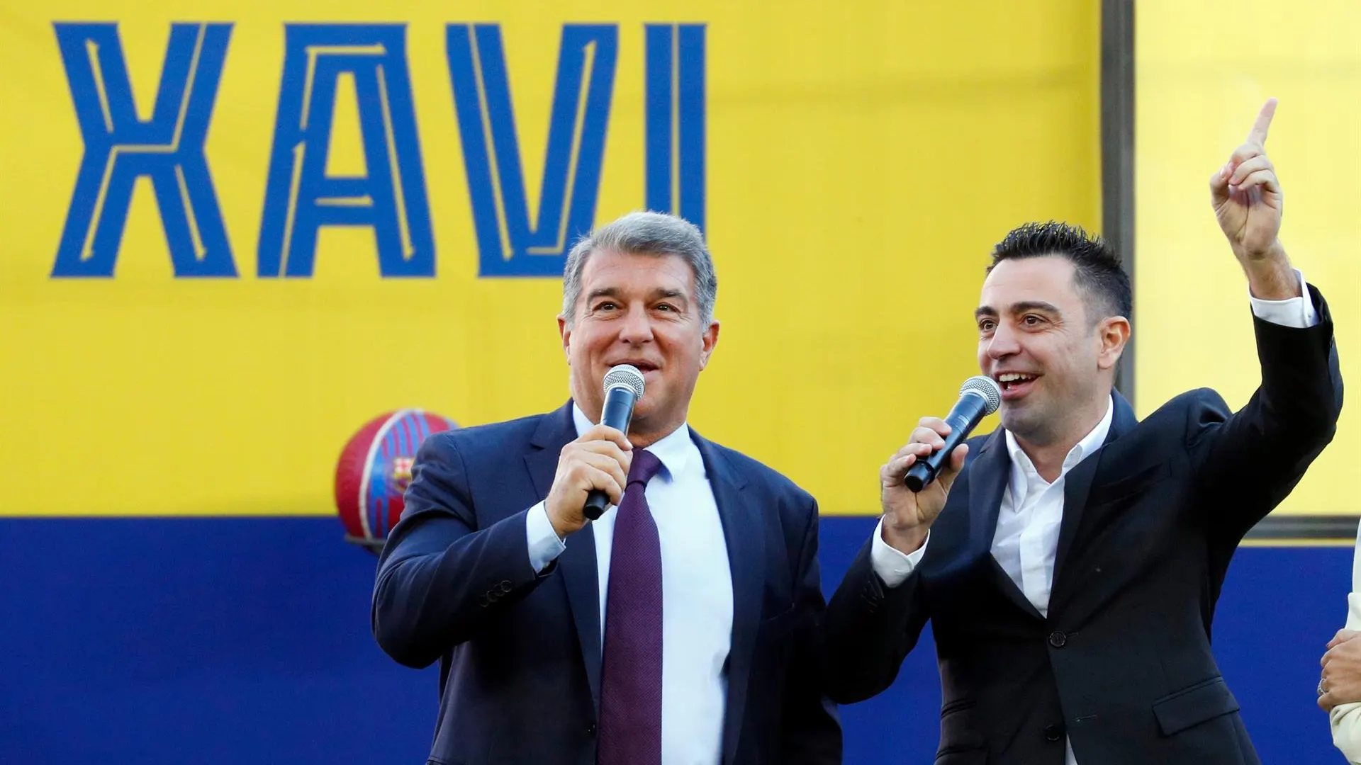 Xavi y Laporta se vienen arriba y cantan con la afici&oacute;n del Barcelona en el Camp Nou