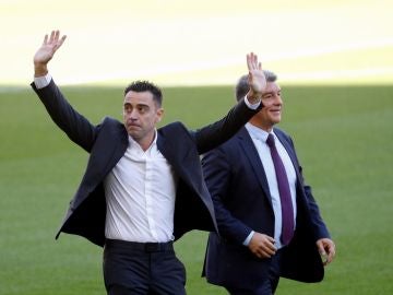 El nuevo entrenador del FC Barcelona, Xavi Hernández, junto al presidente del club, Joan Laporta