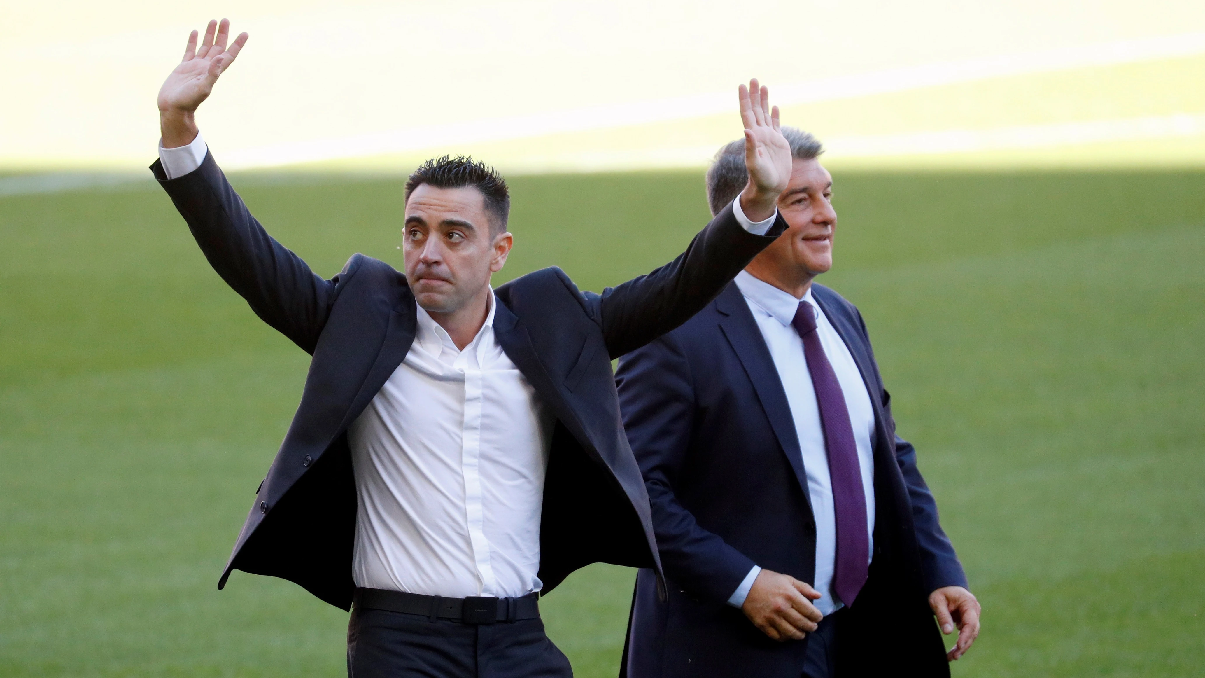 El nuevo entrenador del FC Barcelona, Xavi Hern&aacute;ndez, junto al presidente del club, Joan Laporta