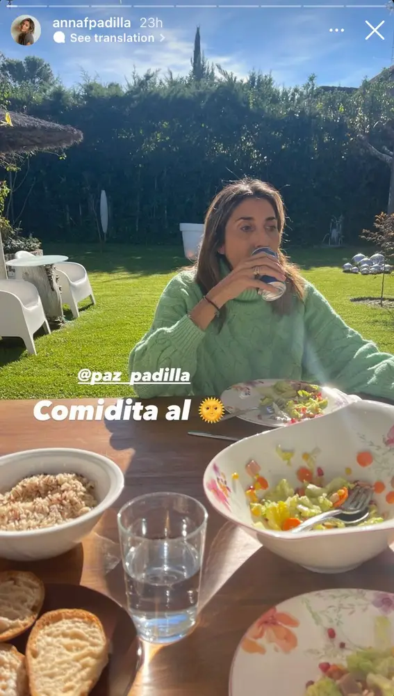 Anna Ferrer y Paz Padilla disfrutando de una agradable comida al sol