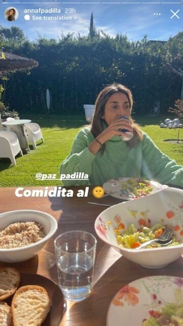 Anna Ferrer y Paz Padilla disfrutando de una agradable comida al sol