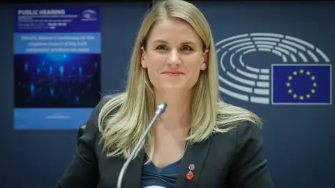 Frances Haugen, exempleada de Facebook se reúne en Bruselas con representantes de la CE y el PE Frances Haugen, exempleada de Facebook se reúne en Bruselas con representantes de la CE y el PE