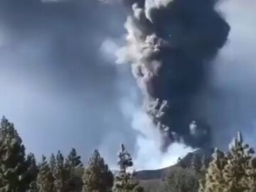 Impresionante timelapse del volcán de La Palma cuyo penacho alcanza los 1.600 metros de altura