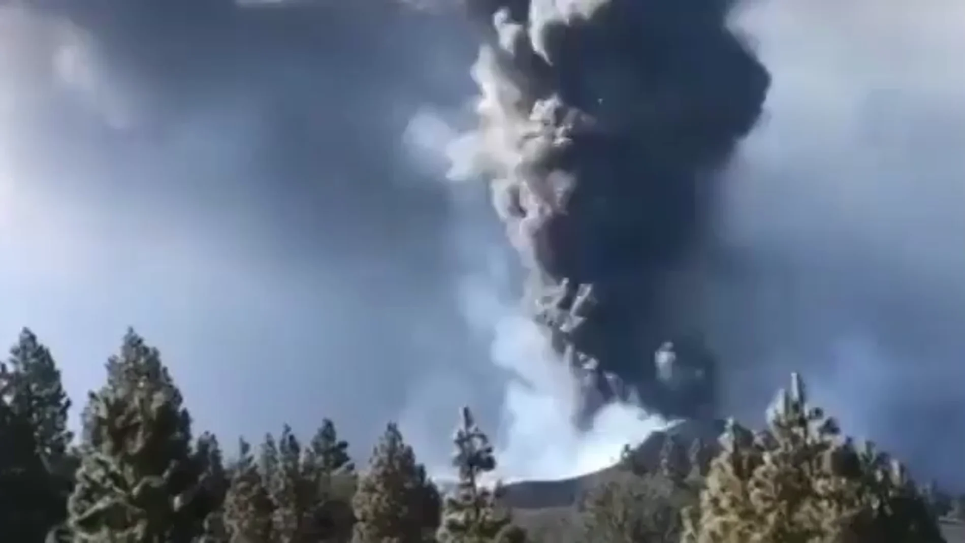 Impresionante timelapse del volcán de La Palma cuyo penacho alcanza los 1.600 metros de altura