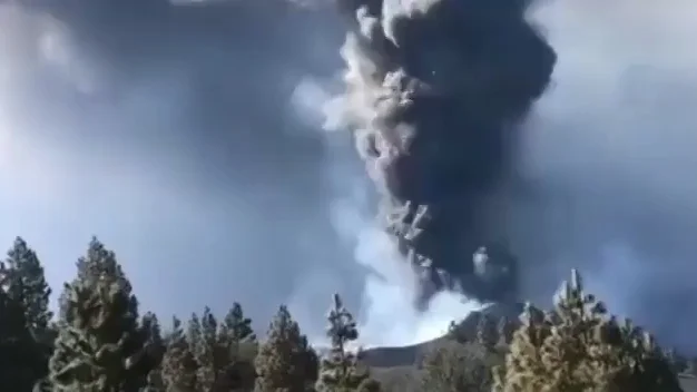 Impresionante timelapse del volcán de La Palma cuyo penacho alcanza los 1.600 metros de altura Impresionante timelapse del volcán de La Palma cuyo penacho alcanza los 1.600 metros de altura
