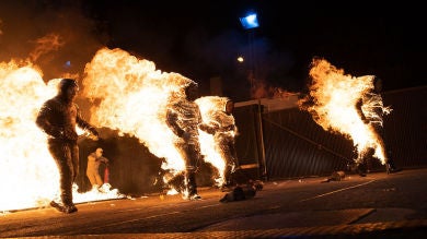 Cuatro bonzos recorren un camino de fuego en directo en 'El Hormiguero 3.0': 
