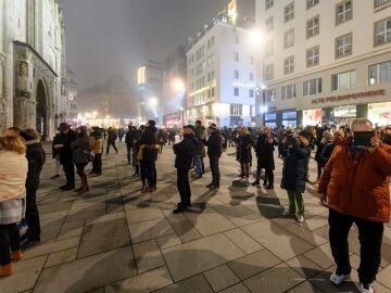 Un grupo de personas pasea por las calles de Viena en una imagen de archivo