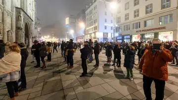 Un grupo de personas pasea por las calles de Viena en una imagen de archivo Un grupo de personas pasea por las calles de Viena en una imagen de archivo