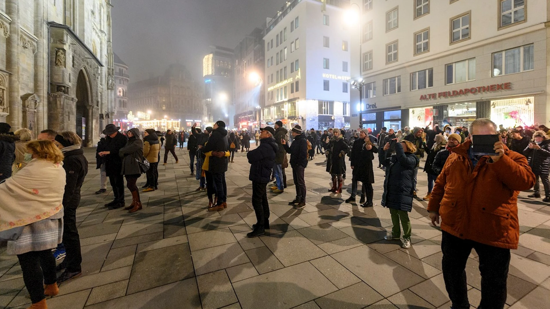 Un grupo de personas pasea por las calles de Viena en una imagen de archivo