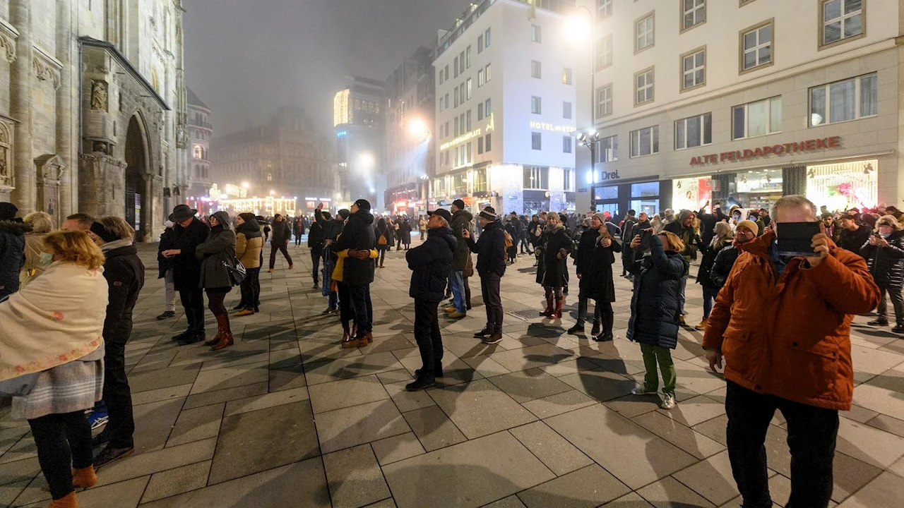 Un grupo de personas pasea por las calles de Viena en una imagen de archivo Un grupo de personas pasea por las calles de Viena en una imagen de archivo