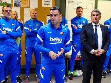 El primer día de Xavi Hernández como entrenador del Barcelona: presentación ante los jugadores y primer entrenamiento