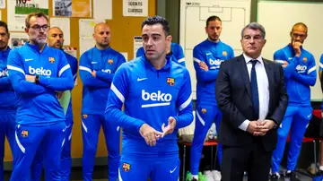 El primer día de Xavi Hernández como entrenador del Barcelona: presentación ante los jugadores y primer entrenamiento El primer día de Xavi Hernández como entrenador del Barcelona: presentación ante los jugadores y primer entrenamiento