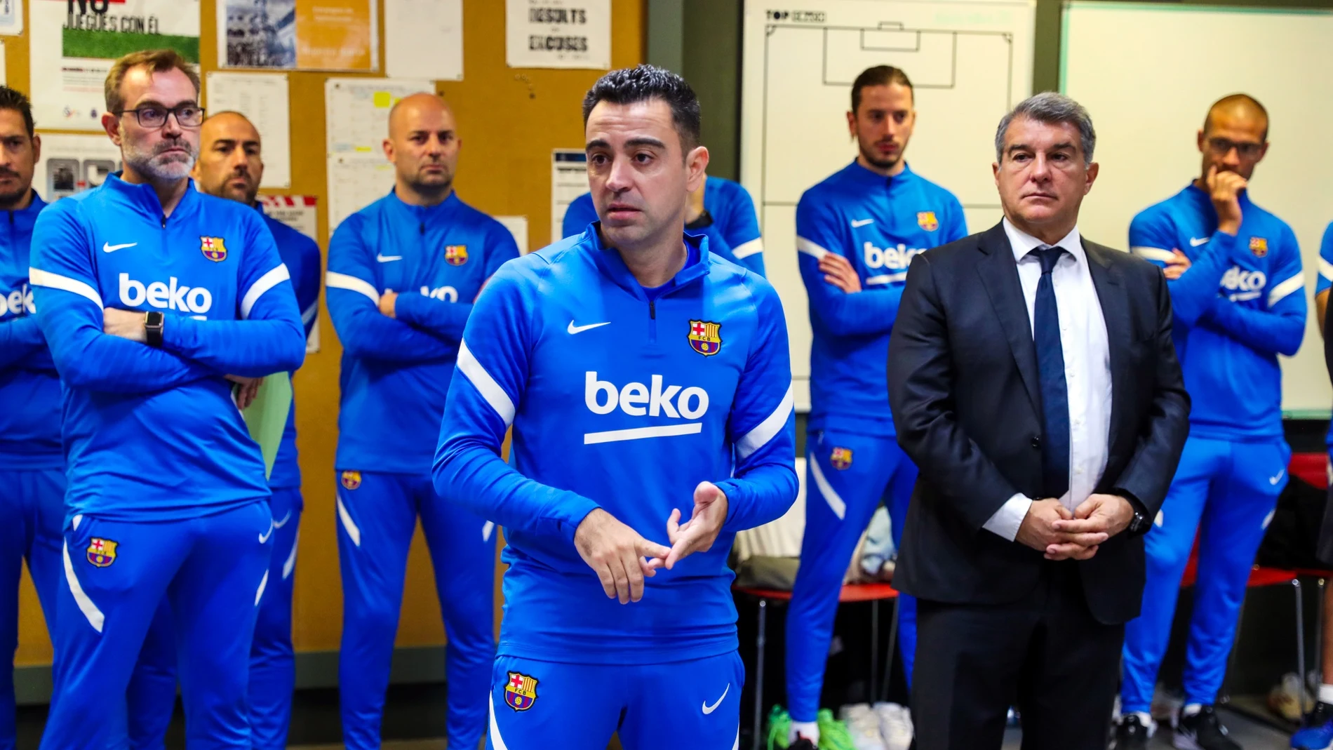 El primer día de Xavi Hernández como entrenador del Barcelona: presentación ante los jugadores y primer entrenamiento