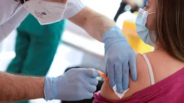 Un sanitario pone una dosis de la vacuna, en una imagen de archivo. Un sanitario pone una dosis de la vacuna, en una imagen de archivo.