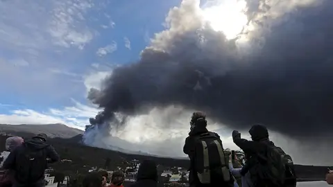 La plaza de Tajuya, en el municipio de El Paso y convertida en un mirador privilegiado de la erupción volcánica de Cumbre Vieja, está hoy más concurrida que en otras ocasiones. La plaza de Tajuya, en el municipio de El Paso y convertida en un mirador privilegiado de la erupción volcánica de Cumbre Vieja, está hoy más concurrida que en otras ocasiones.