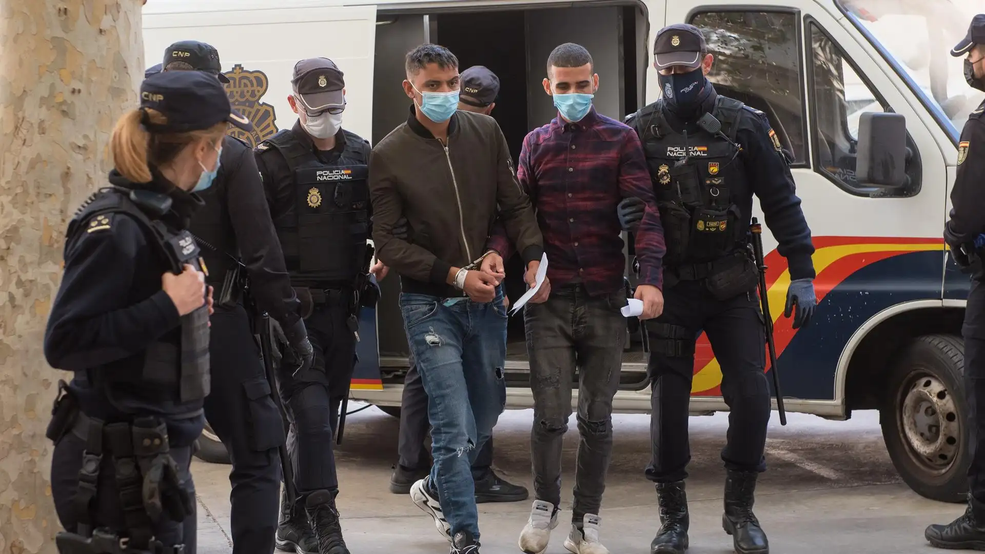 12 de los inmigrantes fugados en el aeropuerto de Palma podr&iacute;an haber salido de la isla