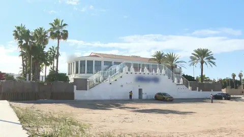 El detenido se ofreció a acompañar a la joven a pedir un taxi, pero finalmente la arrinconó en un parque cercano y la forzó a mantener relaciones sexuales. El detenido se ofreció a acompañar a la joven a pedir un taxi, pero finalmente la arrinconó en un parque cercano y la forzó a mantener relaciones sexuales.