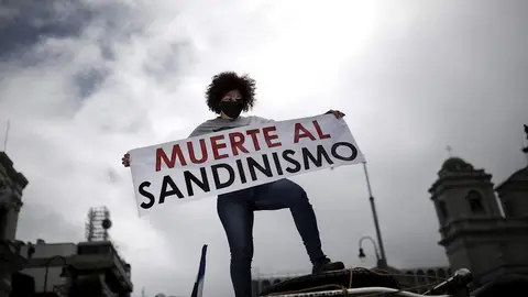 Una persona muestra un cartel que rechaza al Sandinismo durante una manifestación contra las elecciones presidenciales de Nicaragua Una persona muestra un cartel que rechaza al Sandinismo durante una manifestación contra las elecciones presidenciales de Nicaragua