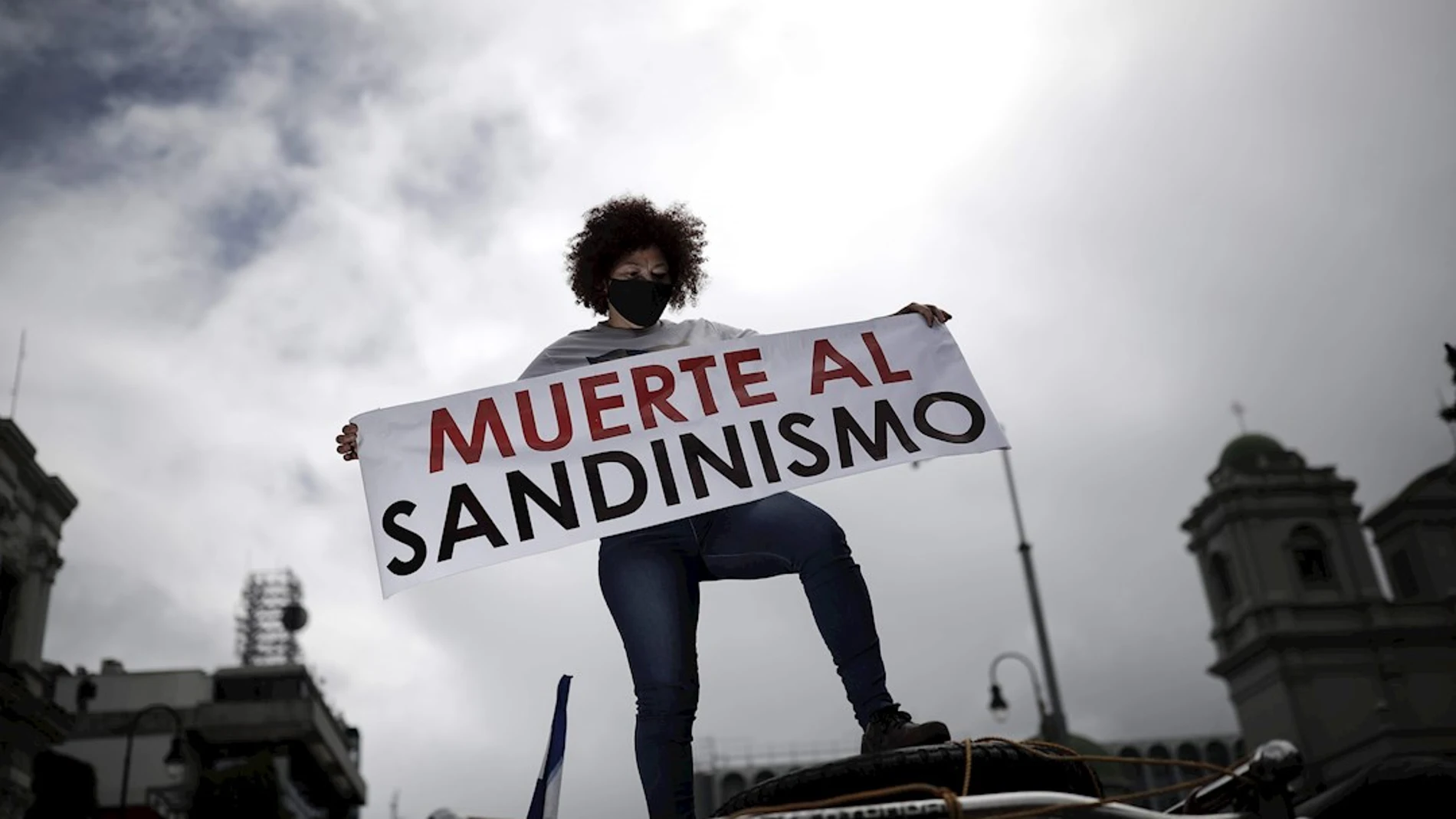 Una persona muestra un cartel que rechaza al Sandinismo durante una manifestación contra las elecciones presidenciales de Nicaragua
