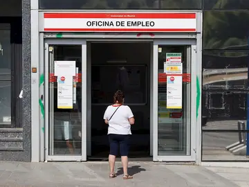 Una mujer aguarda a las puertas de una oficina de empleo en Madrid. Una mujer aguarda a las puertas de una oficina de empleo en Madrid.