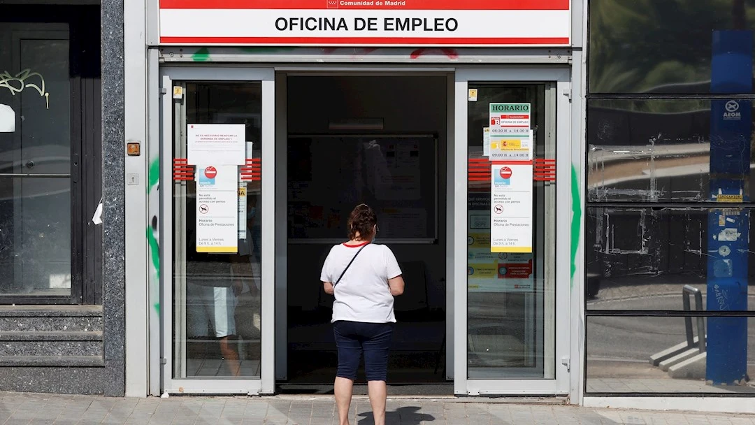 Una mujer aguarda a las puertas de una oficina de empleo en Madrid. Una mujer aguarda a las puertas de una oficina de empleo en Madrid.