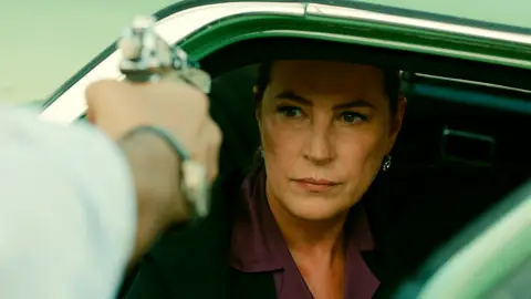 Yilmaz amenaza a Hünkar con una pistola: “¿Dónde está Züleyha?” Yilmaz amenaza a Hünkar con una pistola: “¿Dónde está Züleyha?”