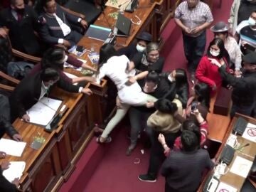Bronca en el Parlamento de Bolivia con varios diputados que llegan a las manos