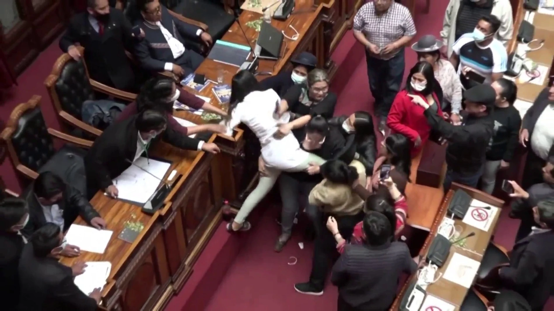 Bronca en el Parlamento de Bolivia con varios diputados que llegan a las manos