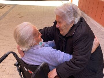 El emotivo encuentro entre dos primas ancianas que llevaban más de 10 años sin verse