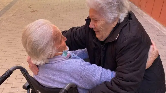El emotivo encuentro entre dos primas ancianas que llevaban m&aacute;s de 10 a&ntilde;os sin verse
