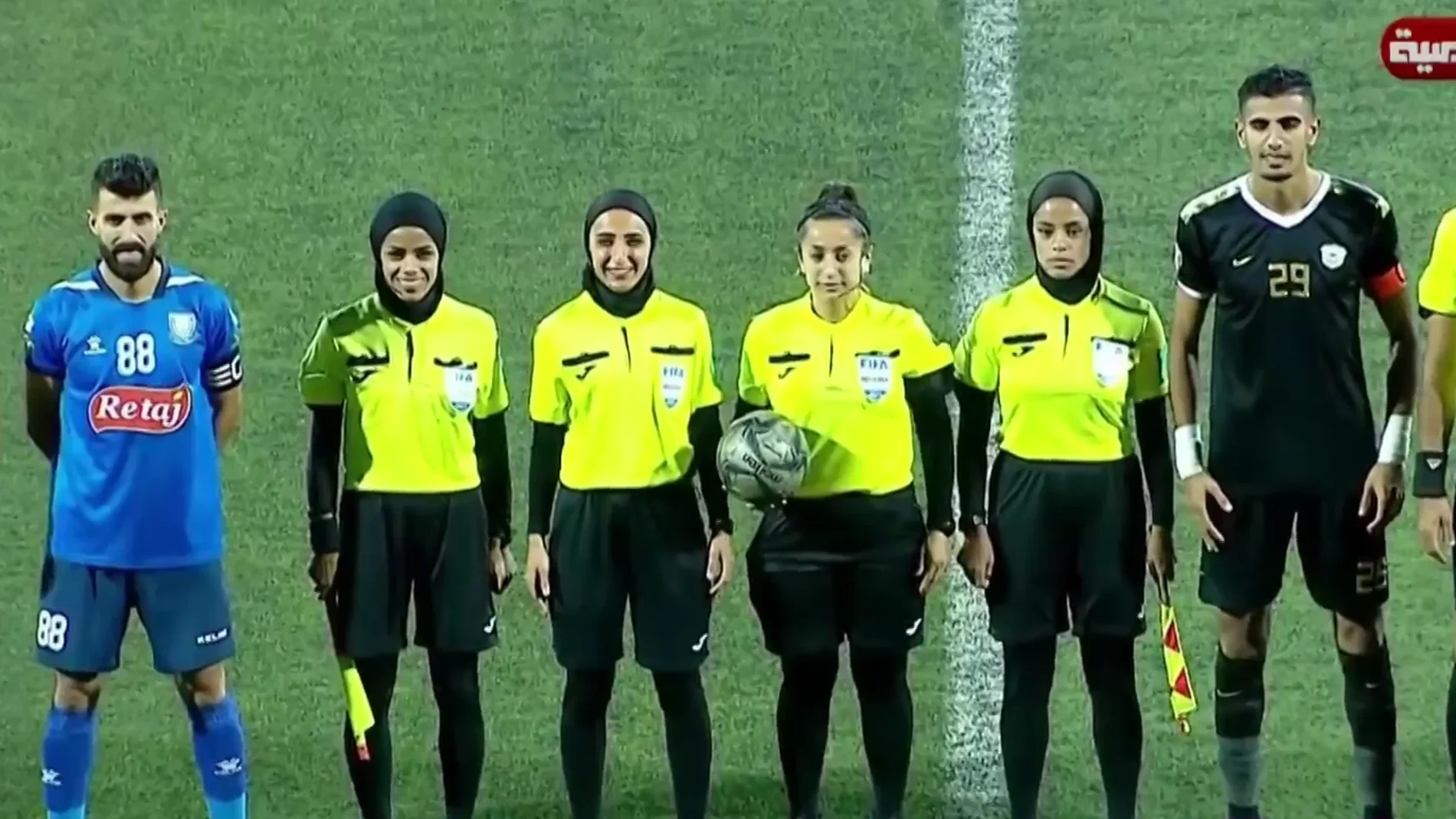 Cuatro árbitras hacen historia en Jordania al pitar un partido de fútbol masculino