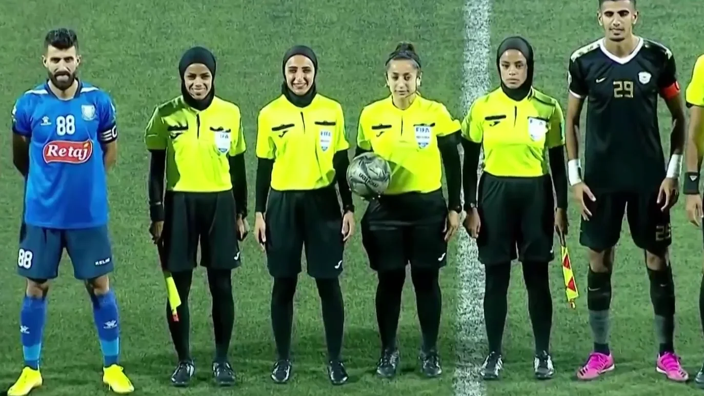 Cuatro árbitras hacen historia en Jordania al pitar un partido de fútbol masculino Cuatro árbitras hacen historia en Jordania al pitar un partido de fútbol masculino