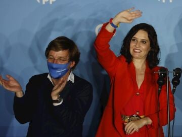 Ayuso y Almeida se reencuentran en la Almudena en plena guerra por la Presidencia del PP de Madrid 