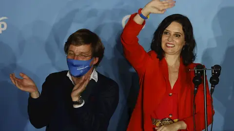 Ayuso y Almeida se reencuentran en la Almudena en plena guerra por la Presidencia del PP de Madrid Ayuso y Almeida se reencuentran en la Almudena en plena guerra por la Presidencia del PP de Madrid