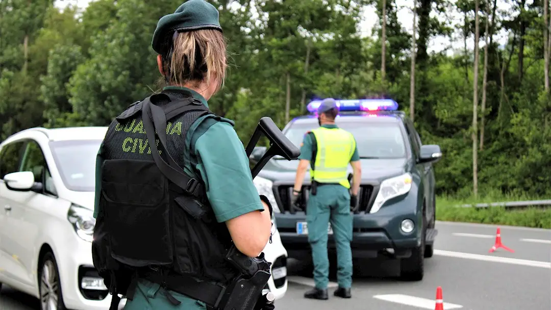 Interior proh&iacute;be a los miembros de la Guardia Civil subir fotos a Tinder o Instagram con el uniforme
