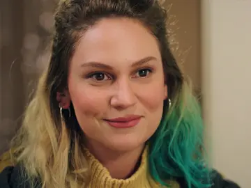 Una entrada triunfal: la familia Derenoglu recibe a Inci en su nuevo hogar Una entrada triunfal: la familia Derenoglu recibe a Inci en su nuevo hogar