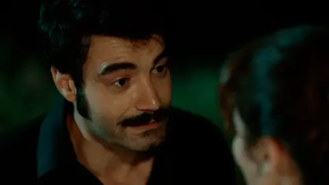 Demir pretende huir del país con Züleyha y el pequeño Adnan Demir pretende huir del país con Züleyha y el pequeño Adnan