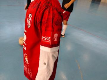 La polémica publicidad del PSOE en las camisetas de un club de fútbol infantil de Cañada Rosal, en Sevilla