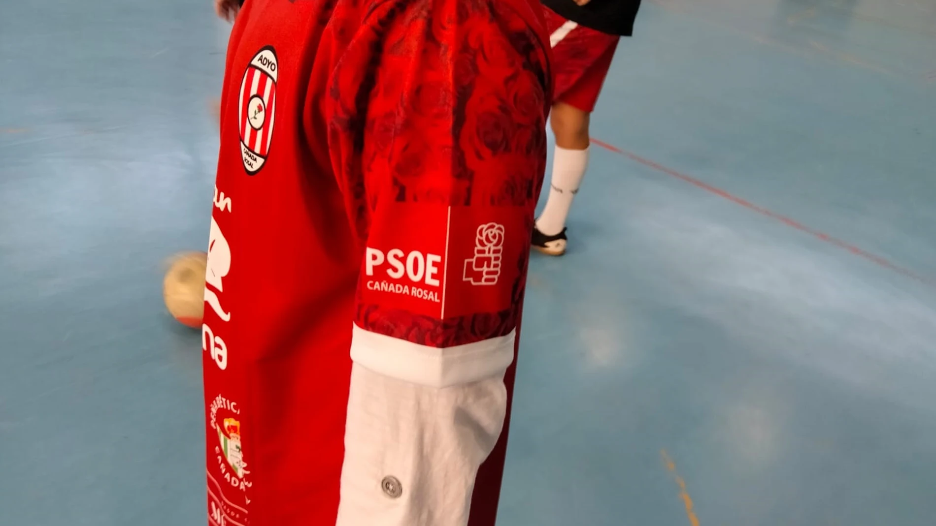 La polémica publicidad del PSOE en las camisetas de un club de fútbol infantil de Cañada Rosal, en Sevilla