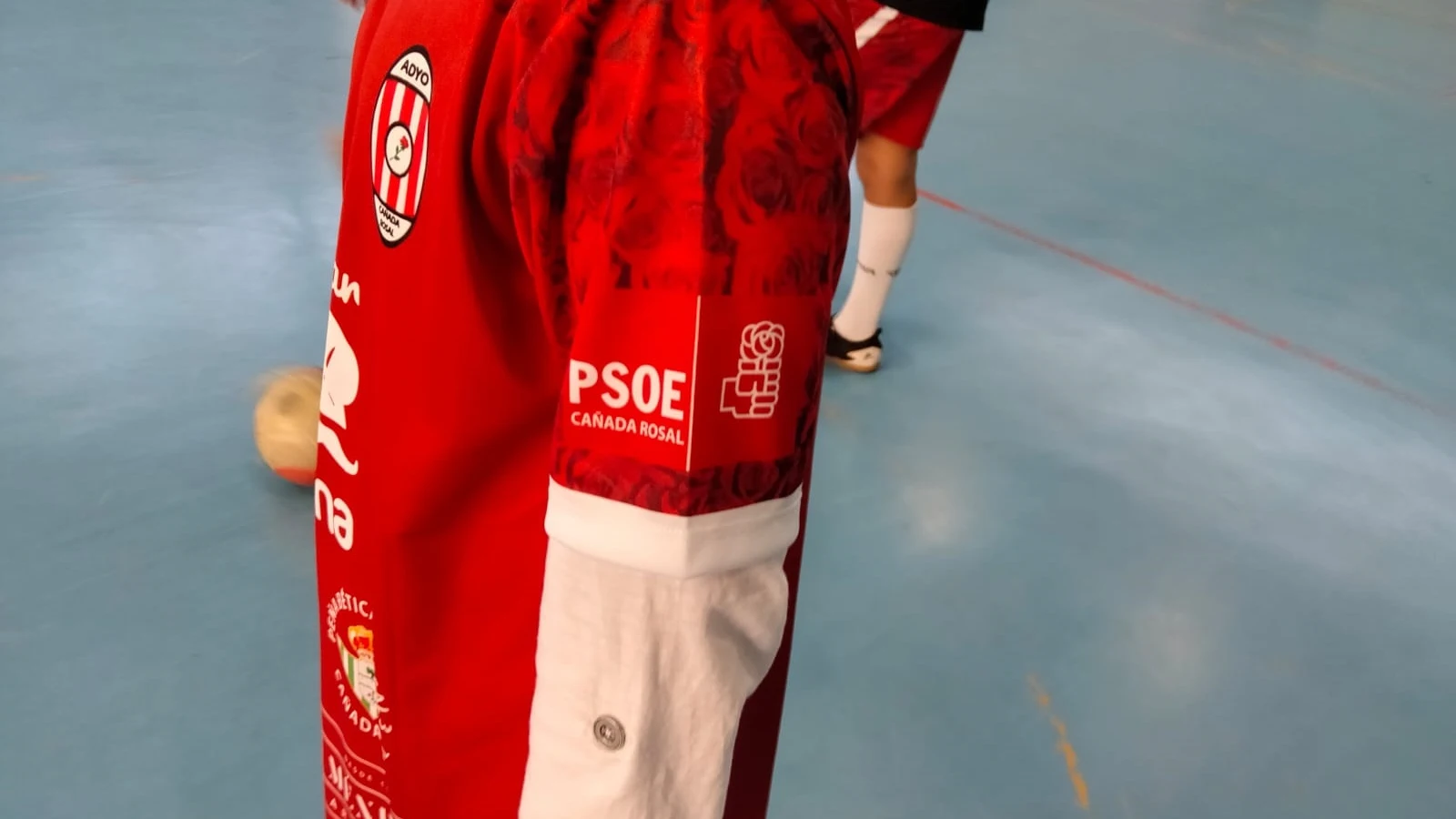 La pol&eacute;mica publicidad del PSOE en las camisetas de un club de f&uacute;tbol infantil de Ca&ntilde;ada Rosal, en Sevilla