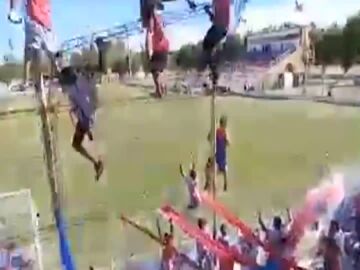 Caída de aficionados desde una valla de un estadio en Argentina