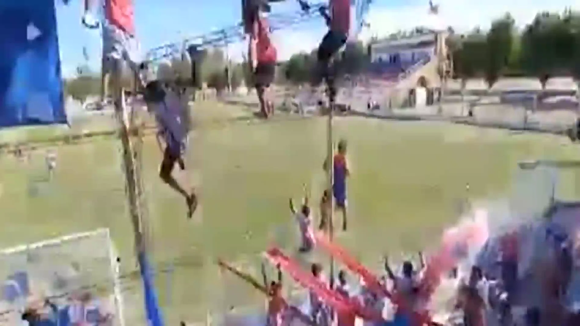 Caída de aficionados desde una valla de un estadio en Argentina