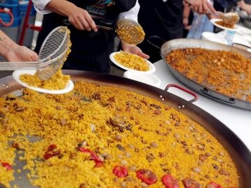 Así hay que preparar y comer la paella que ha sido declarada bien de interés cultural inmaterial 